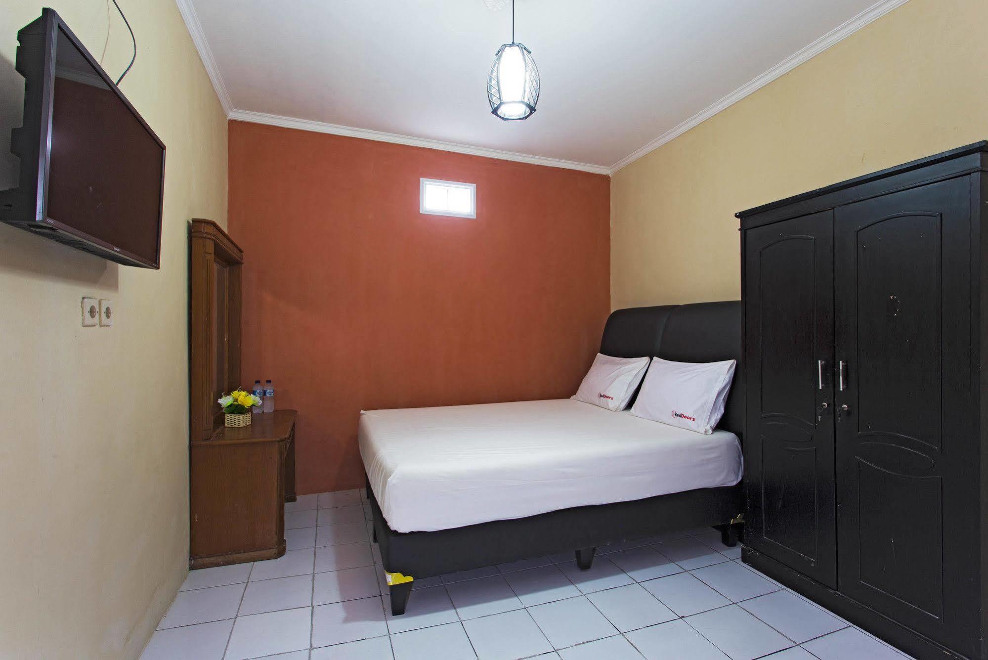 Reddoorz @ Pesanggrahan Mencil Exterior foto