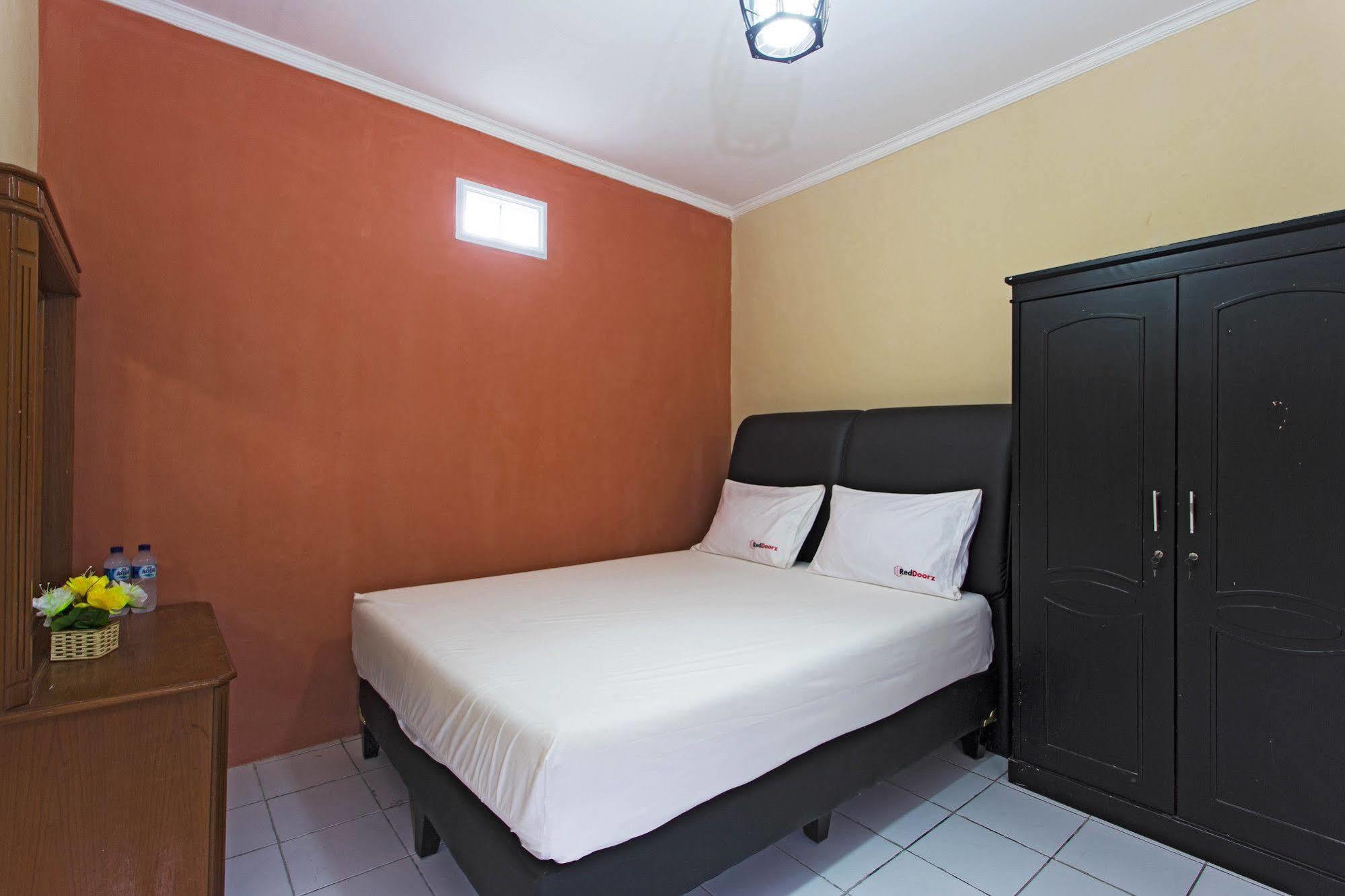 Reddoorz @ Pesanggrahan Mencil Exterior foto